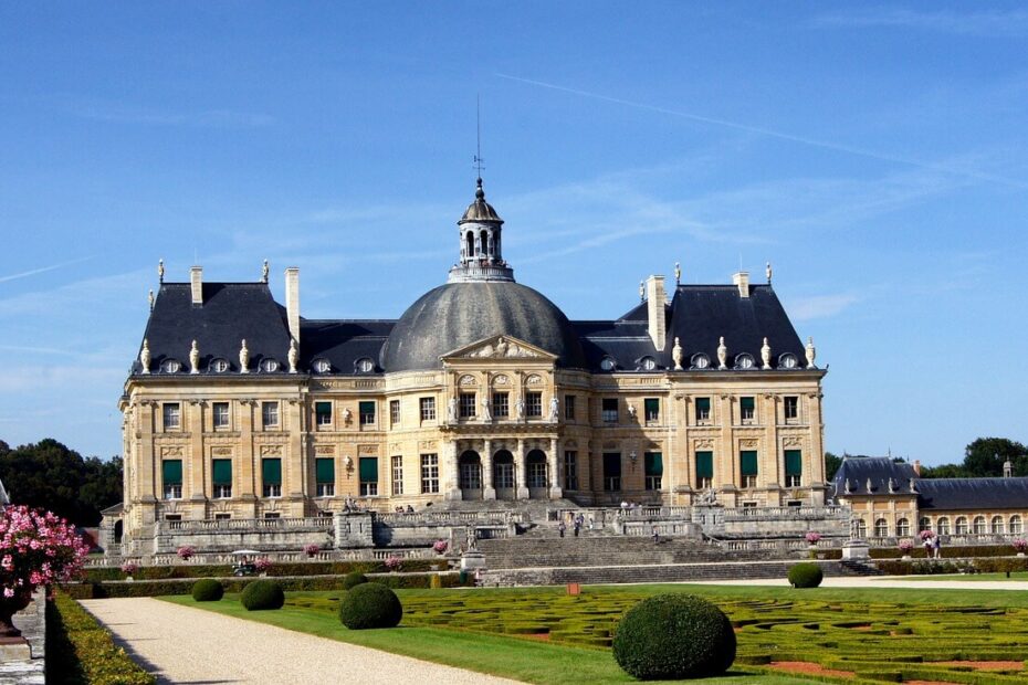 Vue extérieure du Château de Vaux-le-Vicomte avec ses façades baroques et ses jardins à la française en arrière-plan