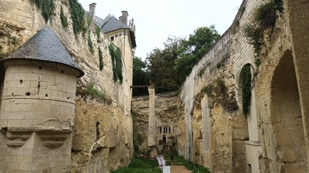Douves du château de Brézé creusées dans la roche lors de la visite du site