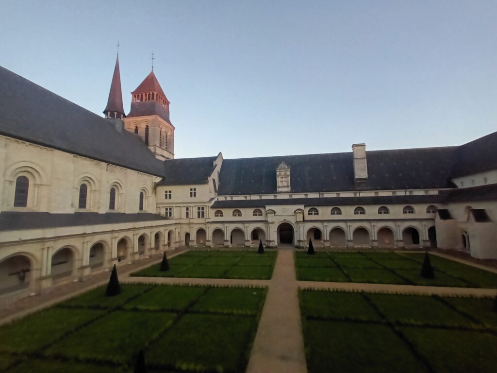 Jardin intérieur de l’abbaye royale de Fontevraud dans un cadre historique du Val de Loire
