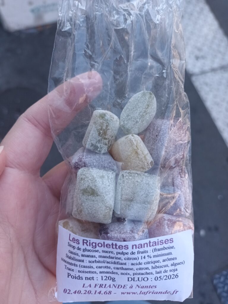 Sachet de rigolettes nantaises, confiserie traditionnelle de Nantes aux fruits, spécialité gourmande de la région