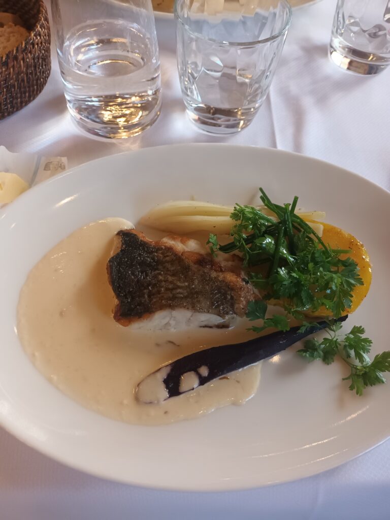 Poisson au beurre blanc nantais servi au restaurant La Cigale à Nantes, spécialité culinaire de la région