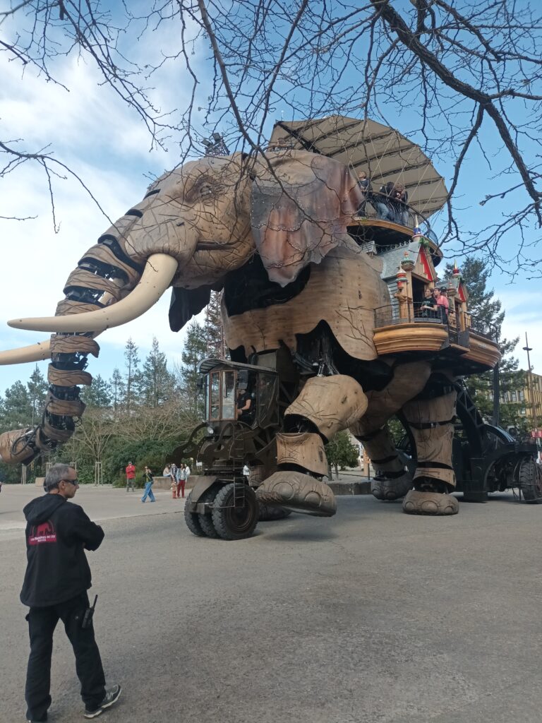 Grand Éléphant des Machines de l’île à Nantes en mouvement sur le site de l’île de Nantes