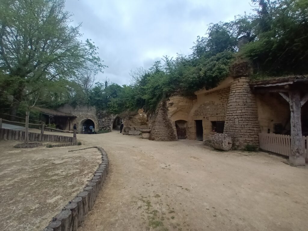 Intérieur du village troglodytique de Rochemenier avec ses habitations creusées dans la roche.