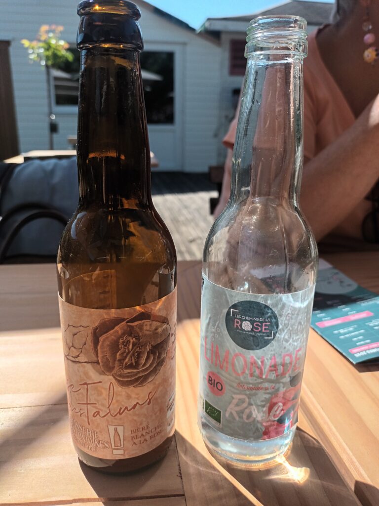 Dégustation de bière à la rose et de limonade à la rose à la roseraie de Doué-la-Fontaine.