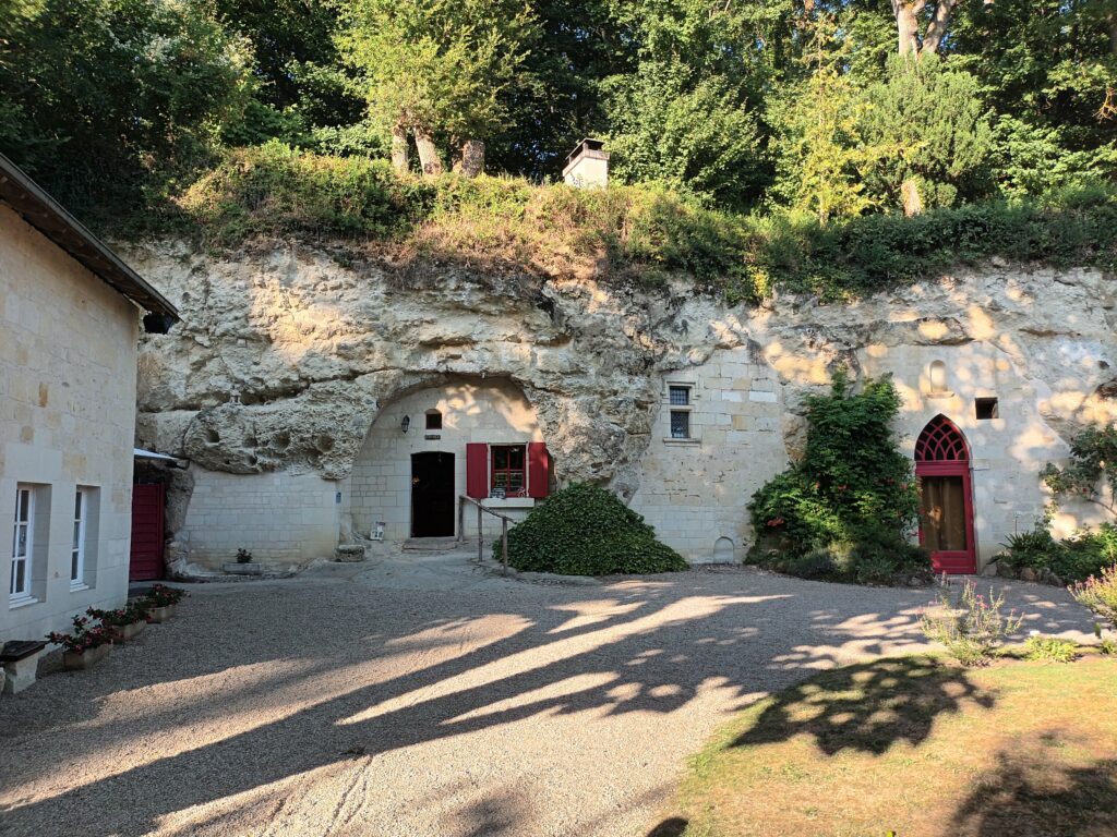 Extérieur du restaurant troglodytique Les Caves de Marson à Rou-Marson, près de Saumur.