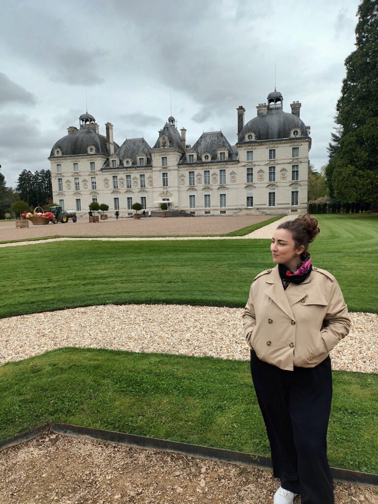 Panorama sur le château de Cheverny et son domaine au printemps.
