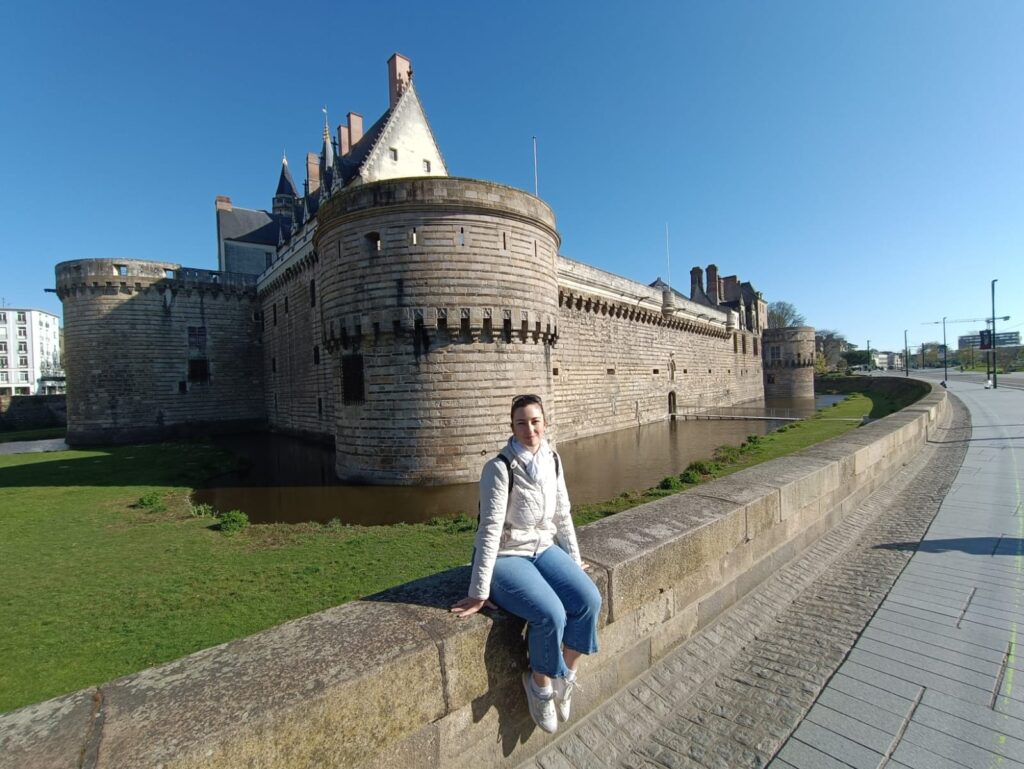 Visite du Château des Ducs de Bretagne à Nantes avec ses remparts imposants en arrière-plan