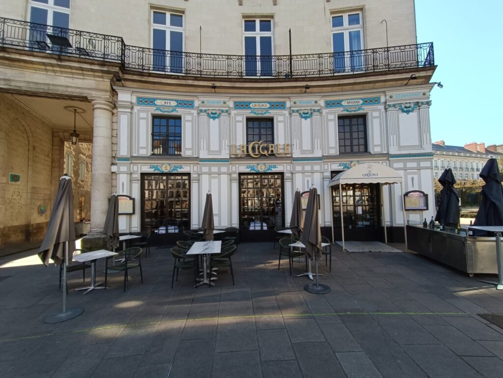 Façade du restaurant La Cigale à Nantes, brasserie emblématique située place Graslin