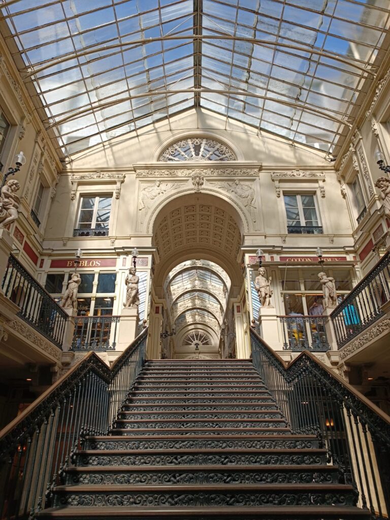 Intérieur du Passage Pommeraye à Nantes avec son architecture en escalier et ses galeries commerçantes