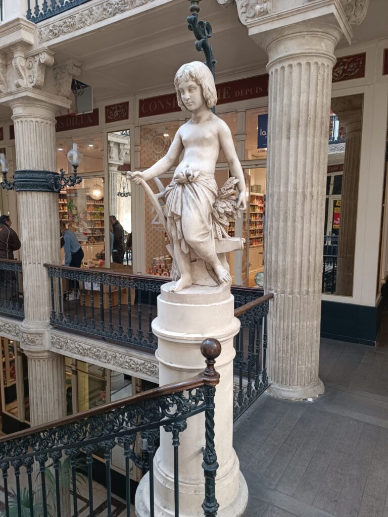 Statue décorative à l’intérieur du Passage Pommeraye à Nantes dans un décor architectural du XIXe siècle