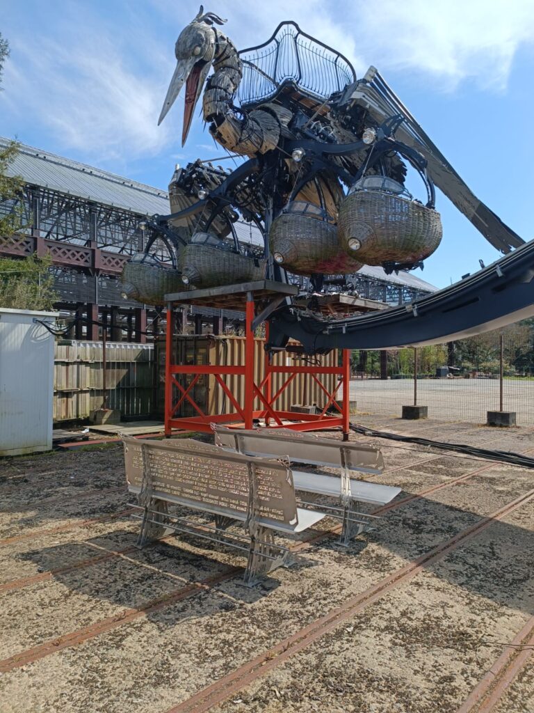 Machine mécanique en forme d’oiseau (cigogne) aux Machines de l’île à Nantes, installation artistique animée