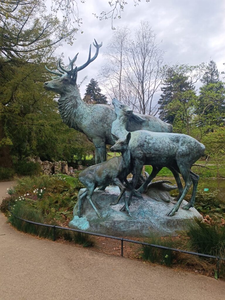 Statue de cerfs dans le Jardin des Plantes de Nantes au milieu des espaces verts