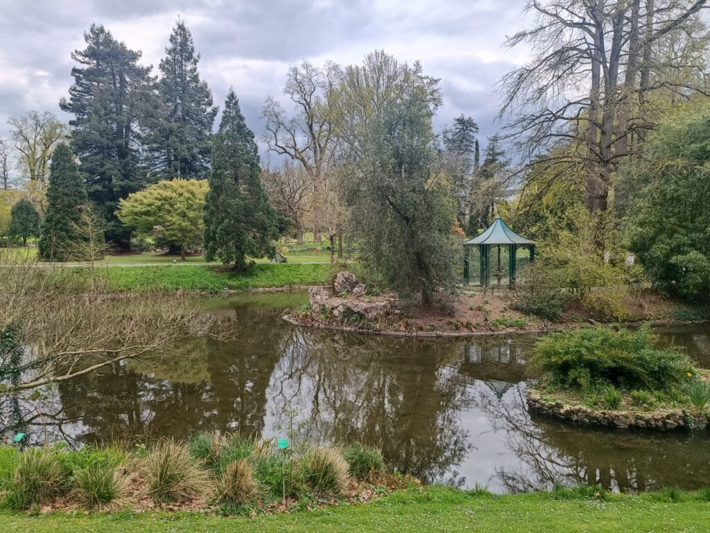Jardin des Plantes de Nantes avec ses allées verdoyantes et ses espaces paysagers au cœur de la ville