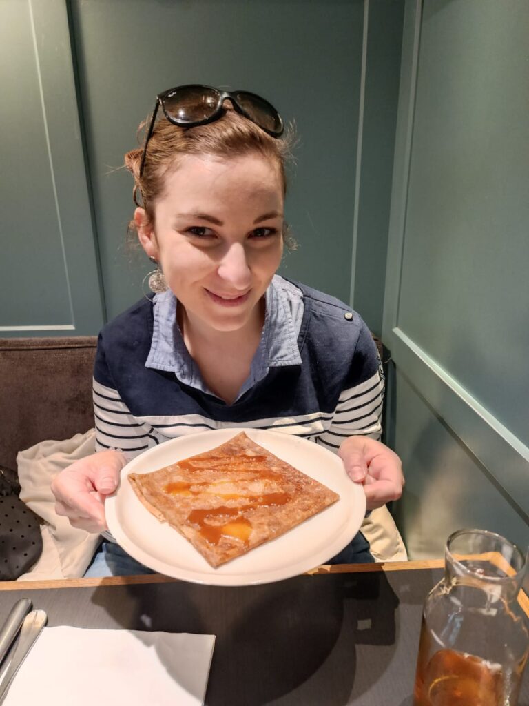 Moment gourmand dans une crêperie à Nantes avec dégustation d’une crêpe traditionnelle
