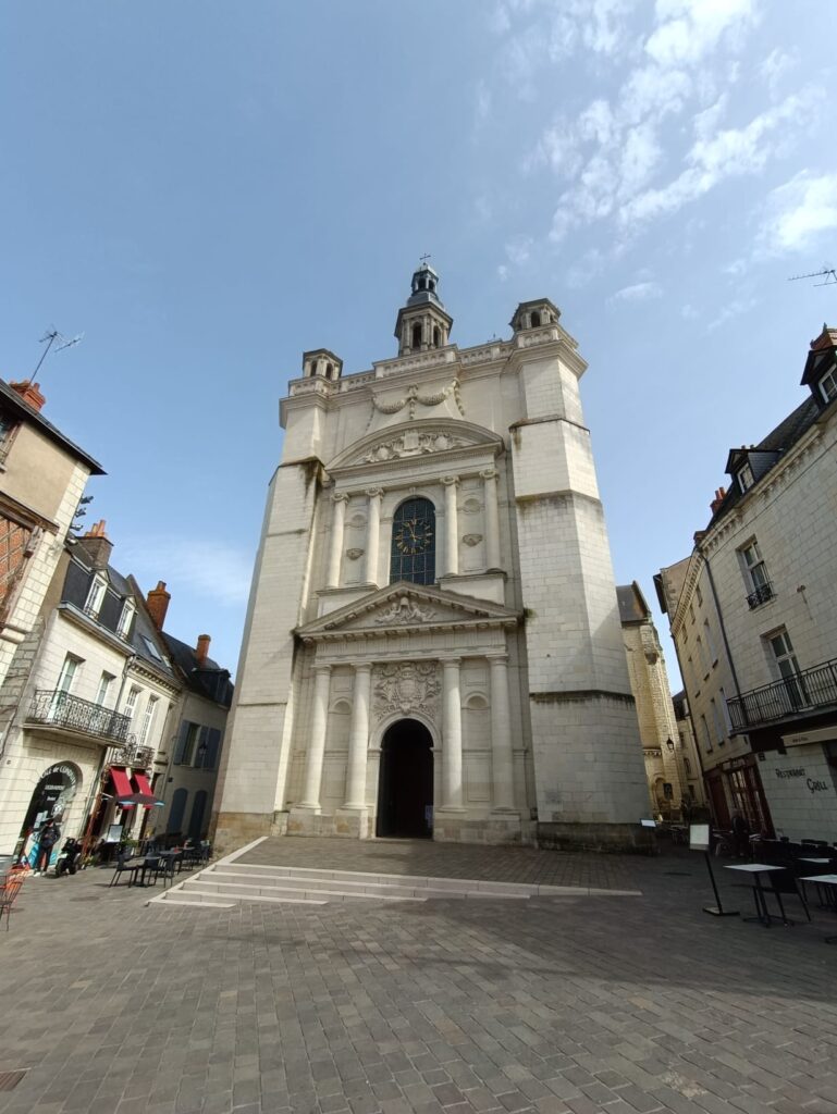 Église Saint-Pierre de Saumur et sa façade en tuffeau sur la place du centre historique.