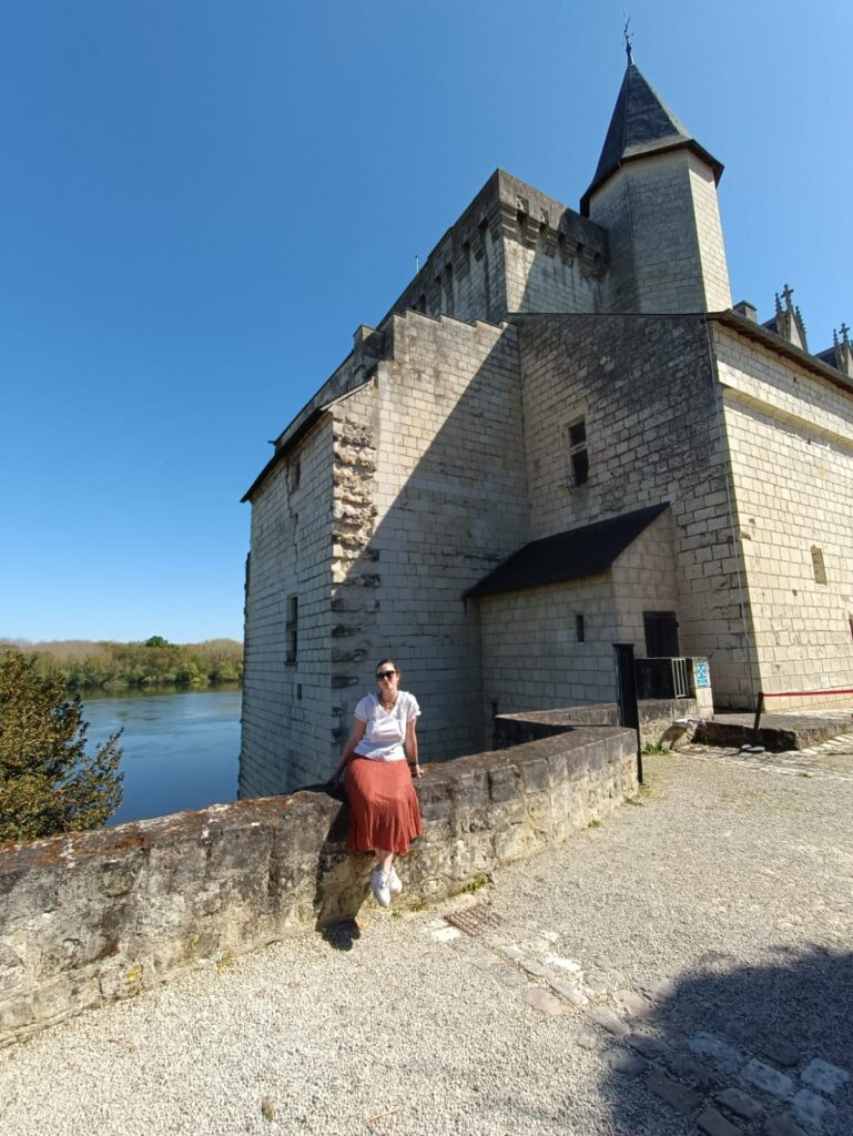 Personne devant le château de Montsoreau au bord de la Loire dans le Val de Loire.