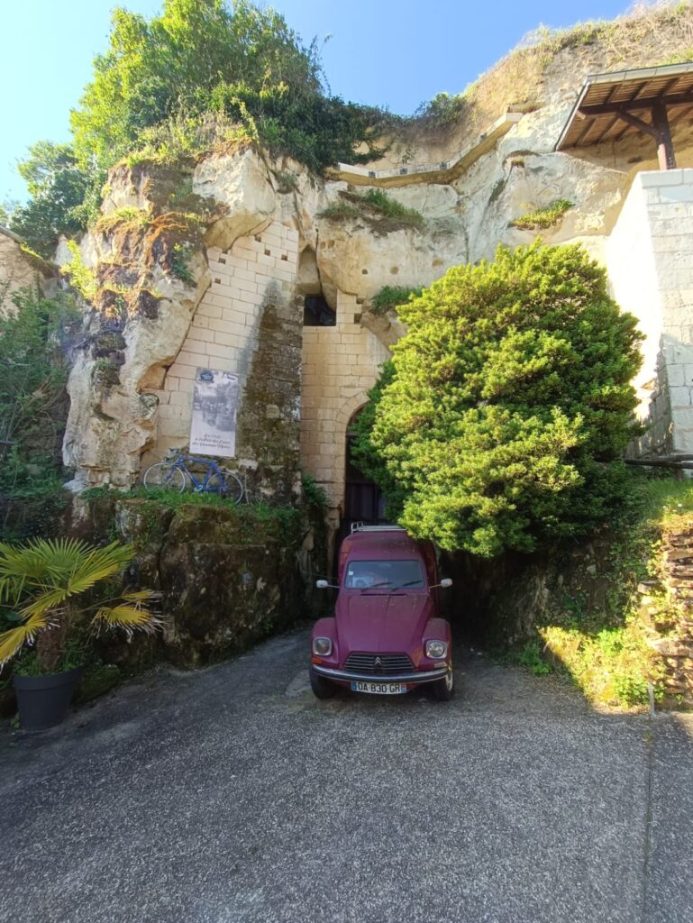 Façades troglodytiques du village de Turquant dans le Saumurois en Val de Loire.