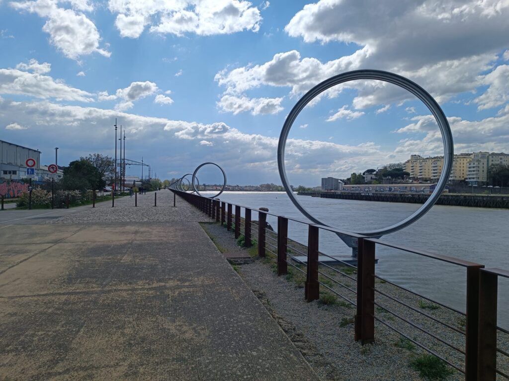 Anneaux de Buren à Nantes sur les bords de Loire, installation artistique contemporaine emblématique des quais