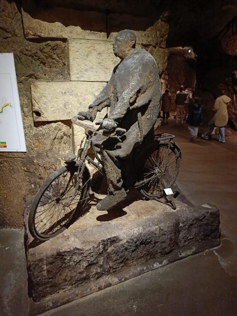 Installation artistique dans les caves Bouvet-Ladubay à Saumur, au cœur des galeries troglodytiques