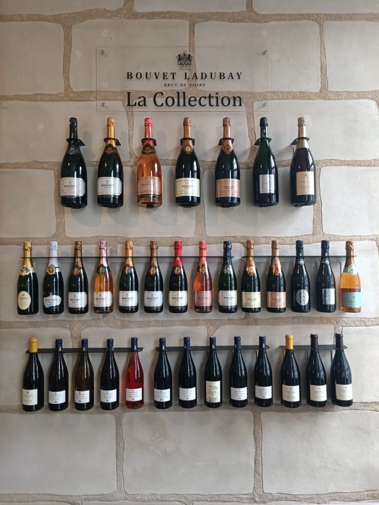 Collection de bouteilles de crémant de Loire Bouvet-Ladubay dans les caves troglodytiques de Saumur.