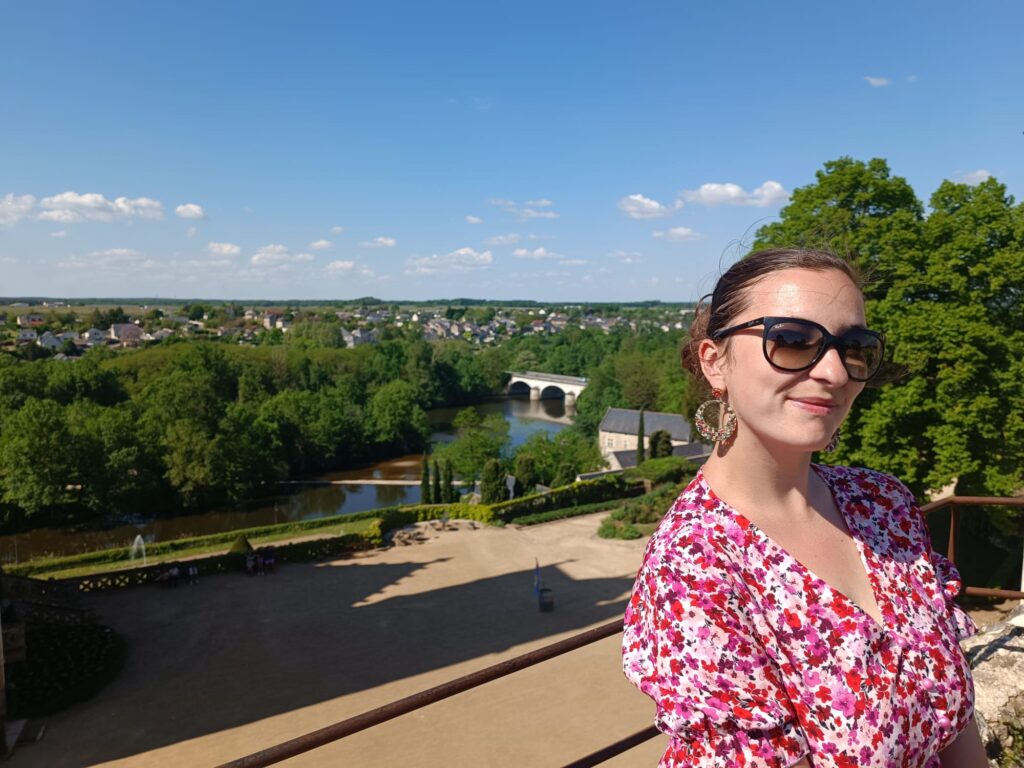 Personne avec vue sur la vallée du Thouet depuis le château de Montreuil-Bellay.