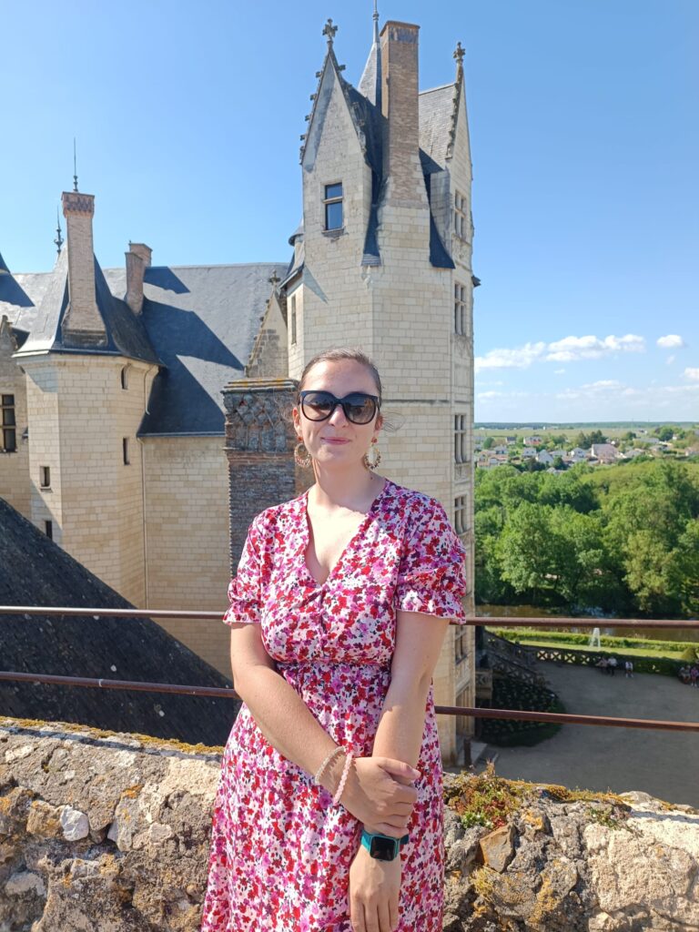 Personne devant le château de Montreuil-Bellay avec ses remparts dans le Saumurois.