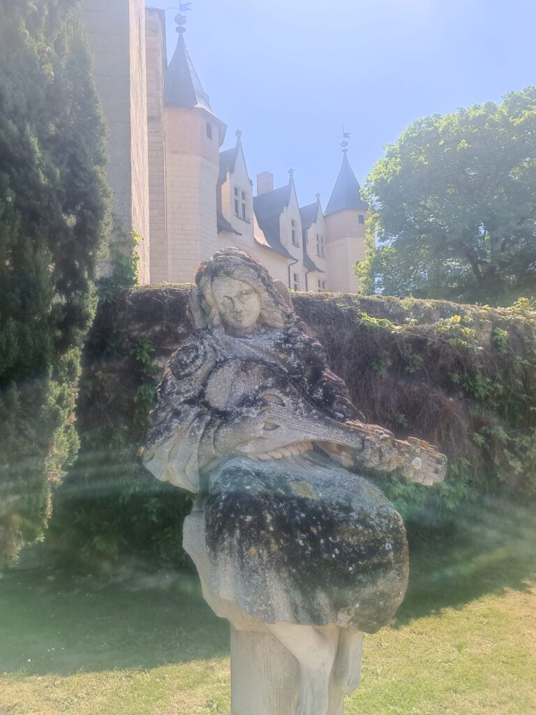 Statue dans les jardins du château de Montreuil-Bellay entourée de verdure dans le Saumurois.