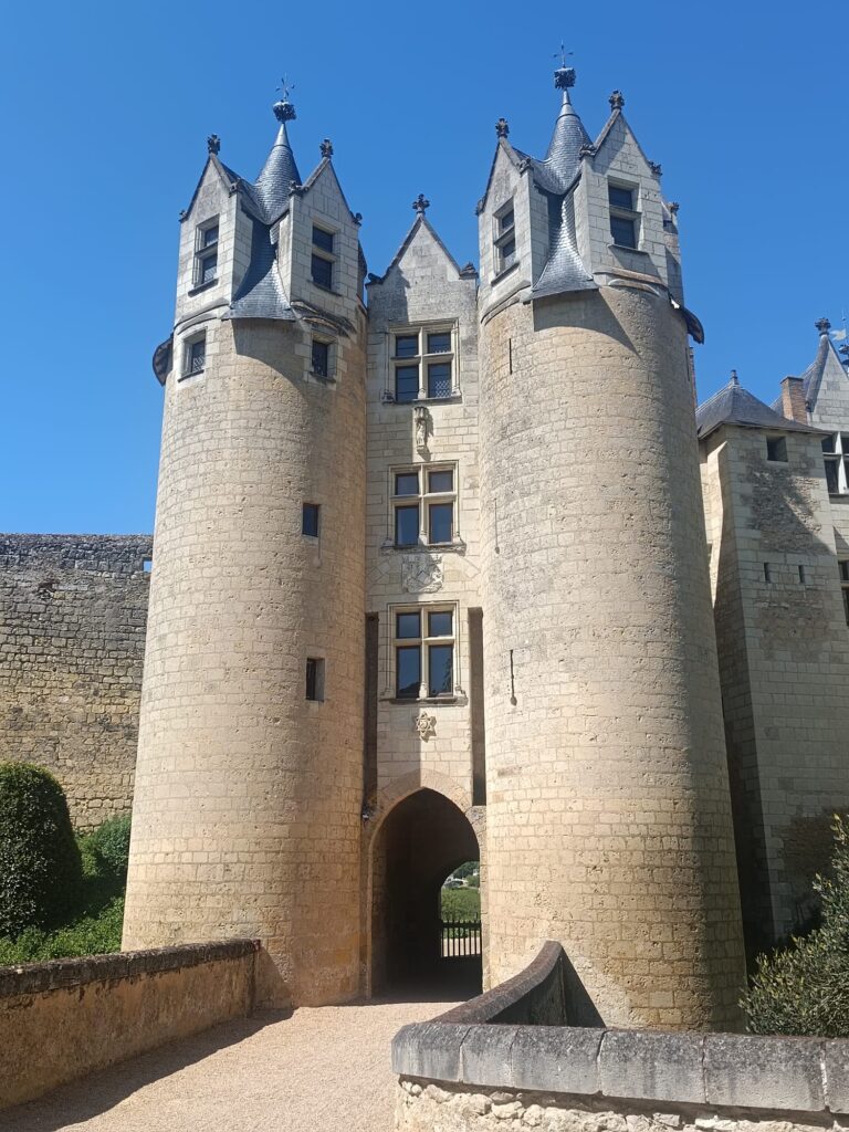 Façade du château de Montreuil-Bellay avec ses remparts dans le Saumurois