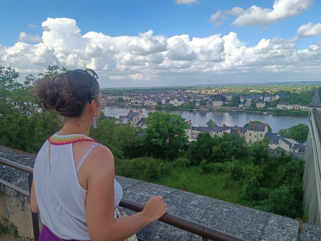 Vue imprenable sur Saumur, ses toits en tuffeau et la Loire depuis les hauteurs du château.