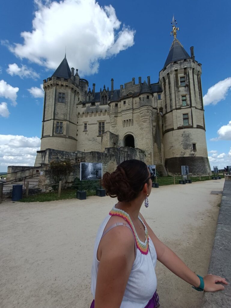Personne regardant le château de Saumur depuis les hauteurs avec vue sur la Loire.