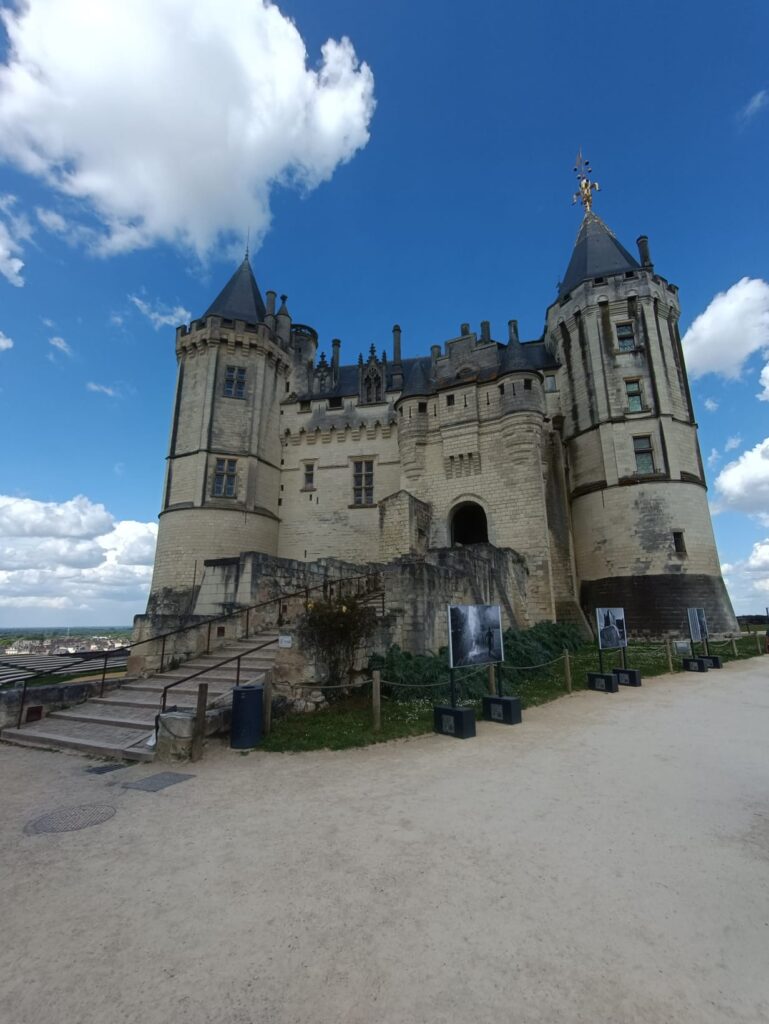 Château de Saumur en pierre de tuffeau surplombant la ville et les bords de Loire.