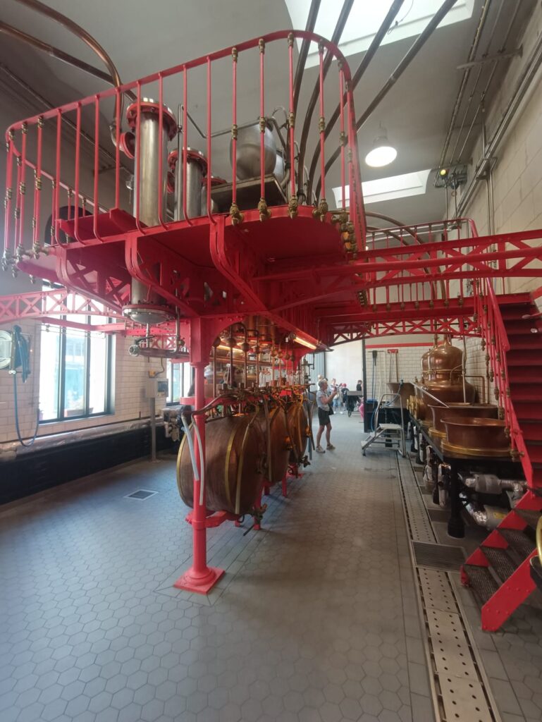 Visite de l’intérieur de la Maison Combier à Saumur, ancienne distillerie artisanale de liqueurs et spiritueux.