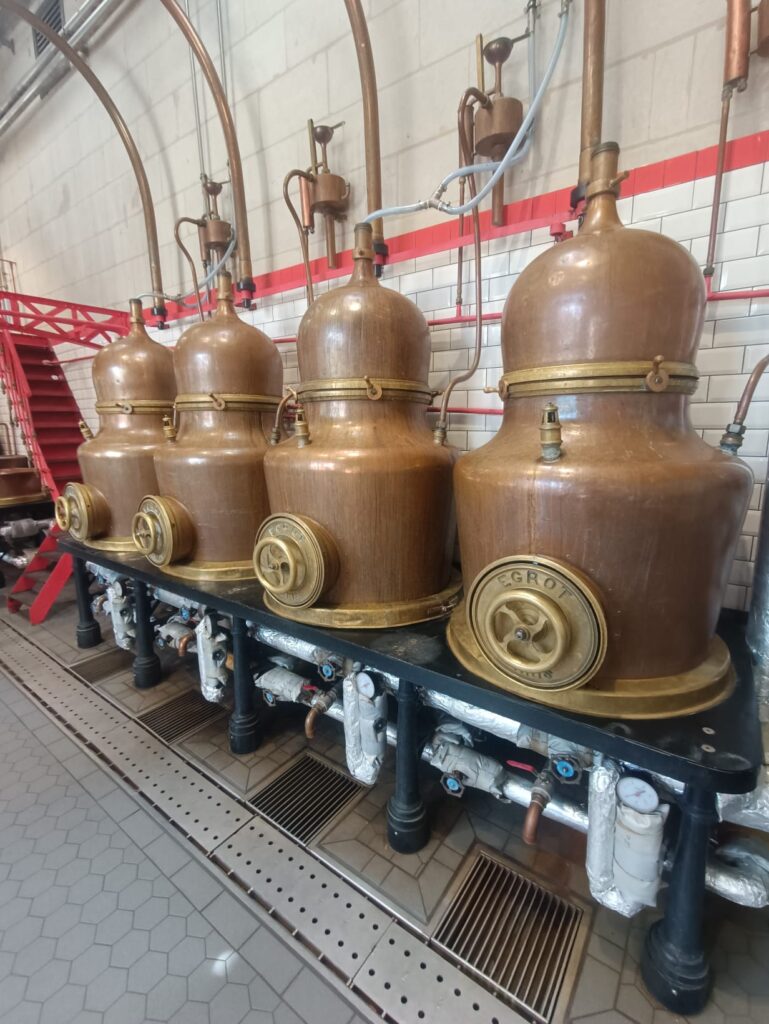 Alambics en cuivre de la Maison Combier à Saumur dans la distillerie artisanale de liqueurs.