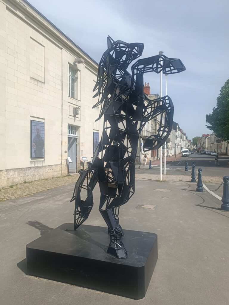 Statue de cheval à Saumur représentant la tradition équestre de la ville.