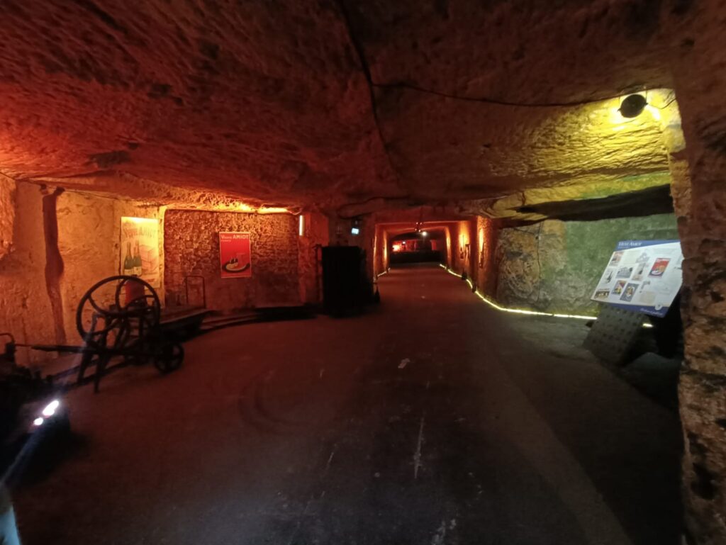 Galeries des caves Veuve Amiot à Saumur dans le tuffeau, lieu de vieillissement du crémant de Loire.