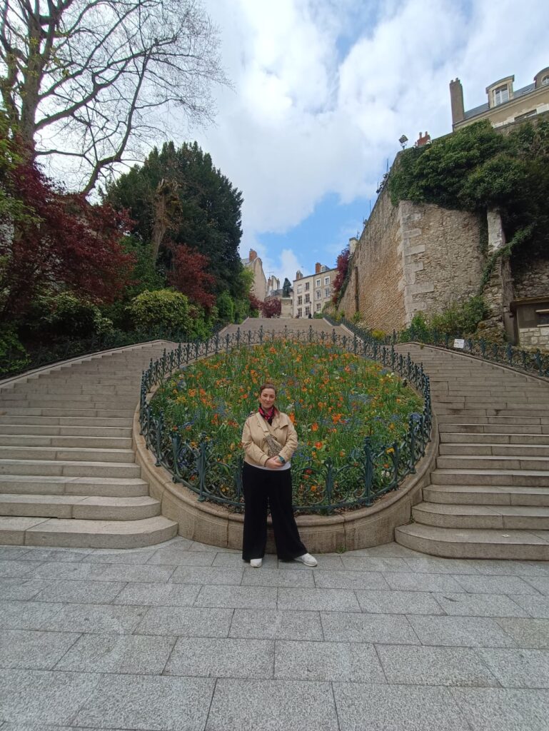 Personne devant les escaliers Denis-Papin à Blois lors d’une visite du centre-ville.