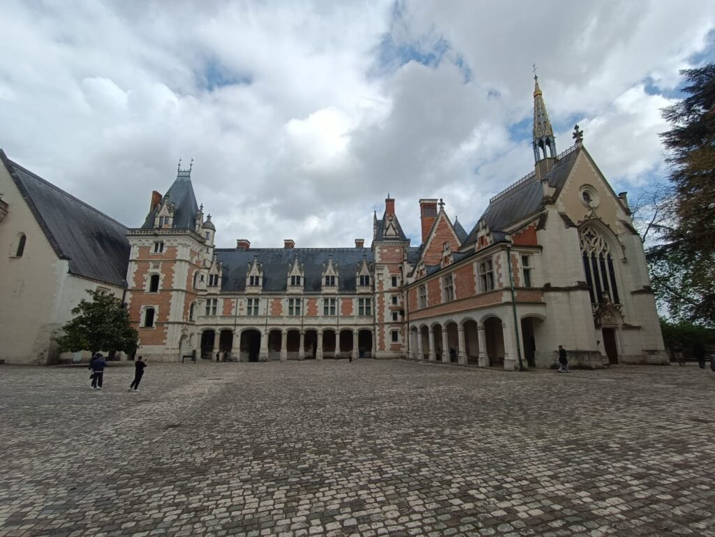 Extérieur du château royal de Blois vu avant la visite dans le Loir-et-Cher.