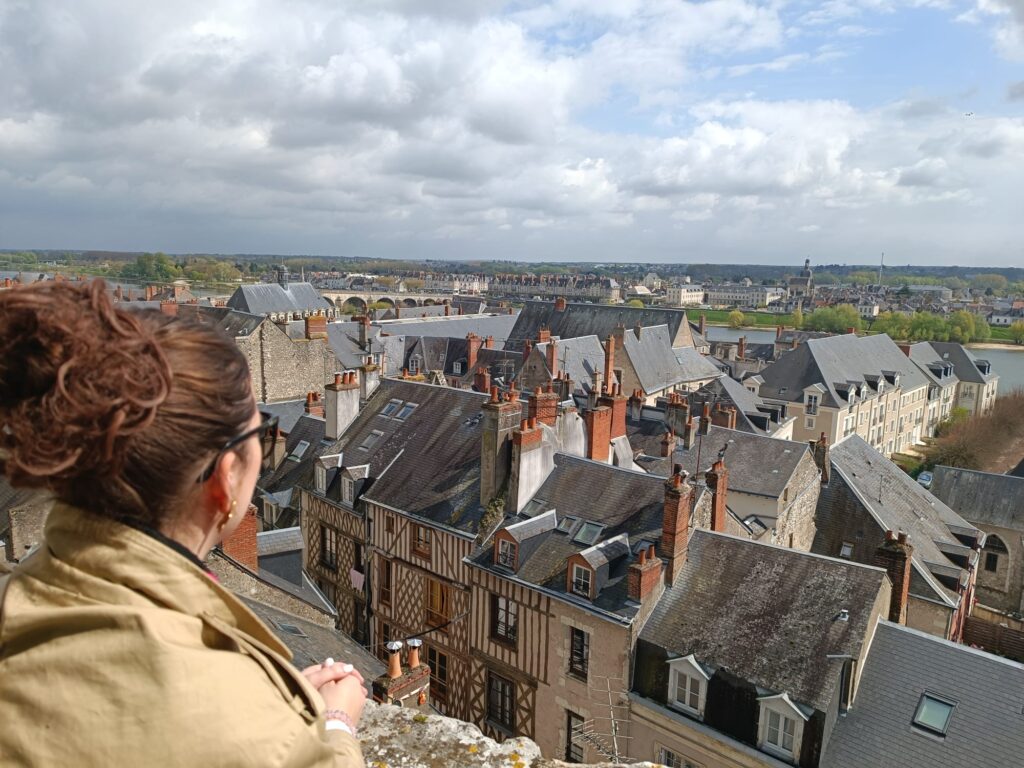 Personne sur les hauteurs du château de Blois avec vue sur la ville dans le Loir-et-Cher.