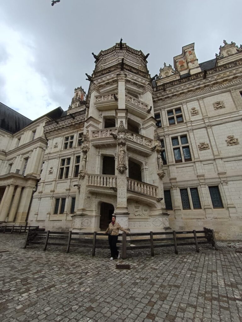 Escalier Renaissance du château royal de Blois dans le Loir-et-Cher.