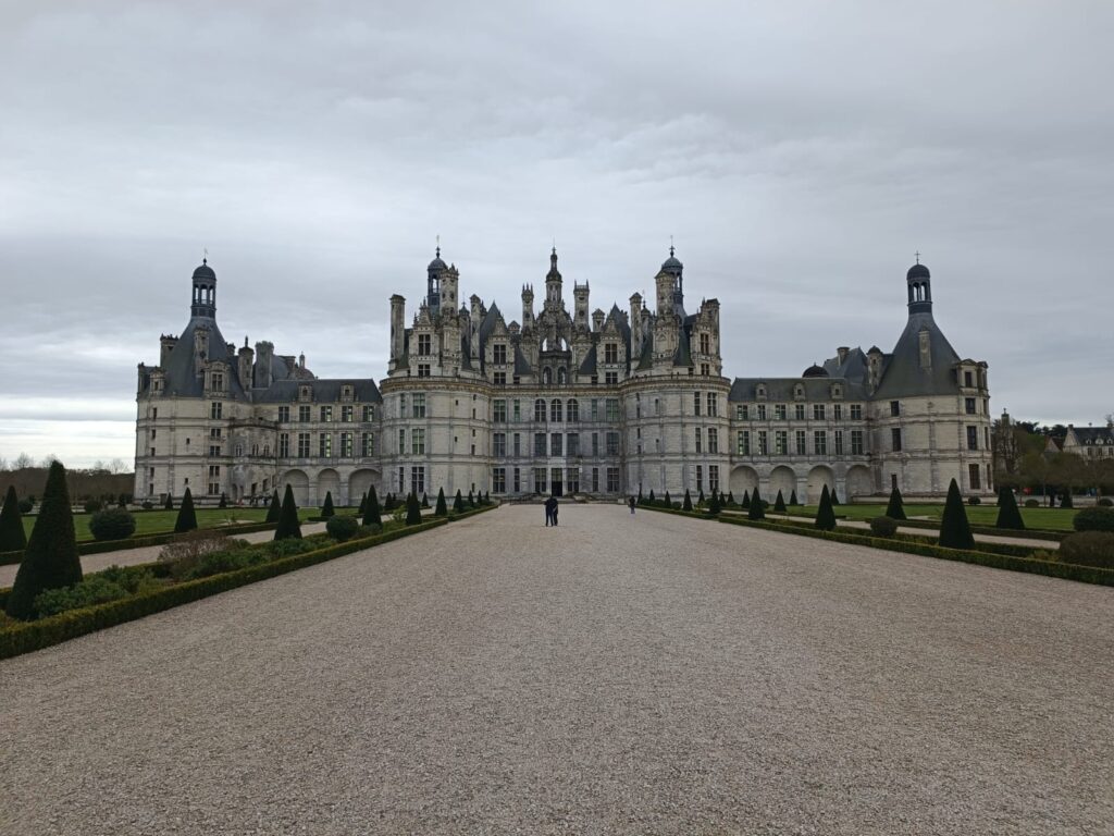 Vue d’ensemble du château de Chambord dans son domaine forestier du Val de Loire.