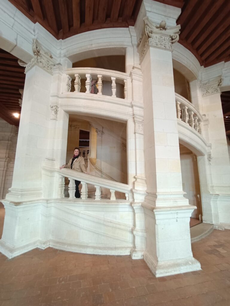 Personne dans le célèbre escalier à double révolution du château de Chambord.