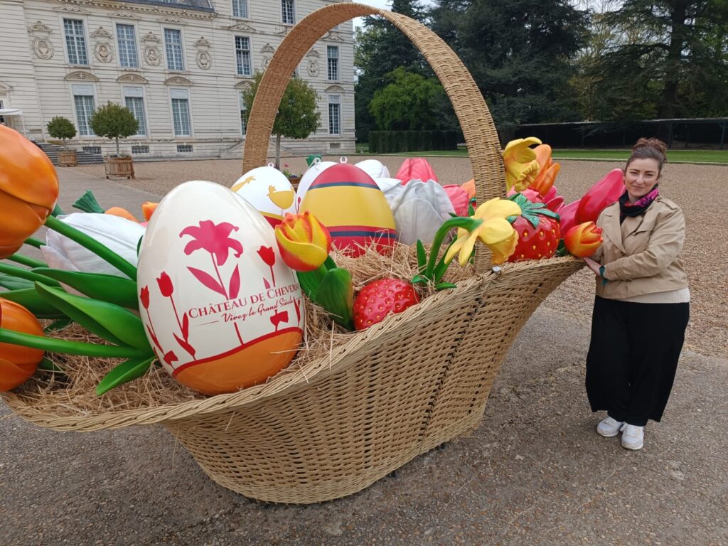 Moment dans les jardins de Cheverny avec décorations de Pâques au printemps.