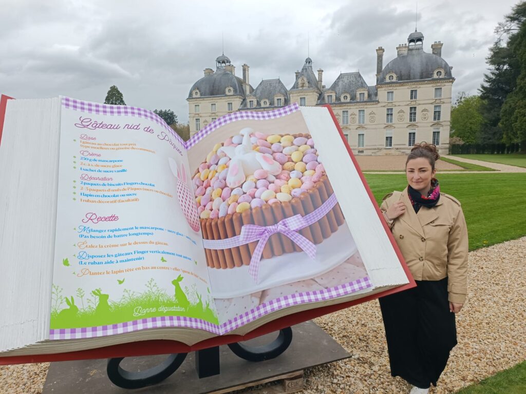 Personne dans les jardins du château de Cheverny au printemps avec décorations de Pâques.