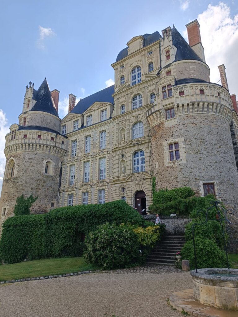 Façade du château de Brissac vue de près dans le domaine en Anjou.