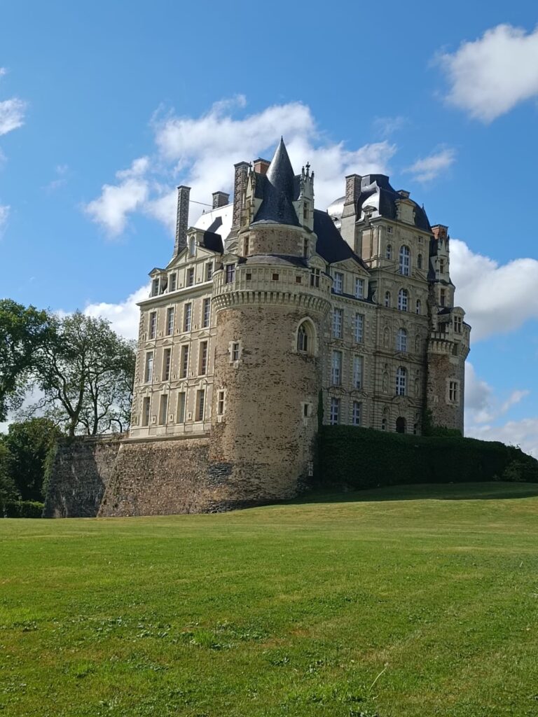 Vue du château de Brissac, plus haut château de France situé en Anjou.