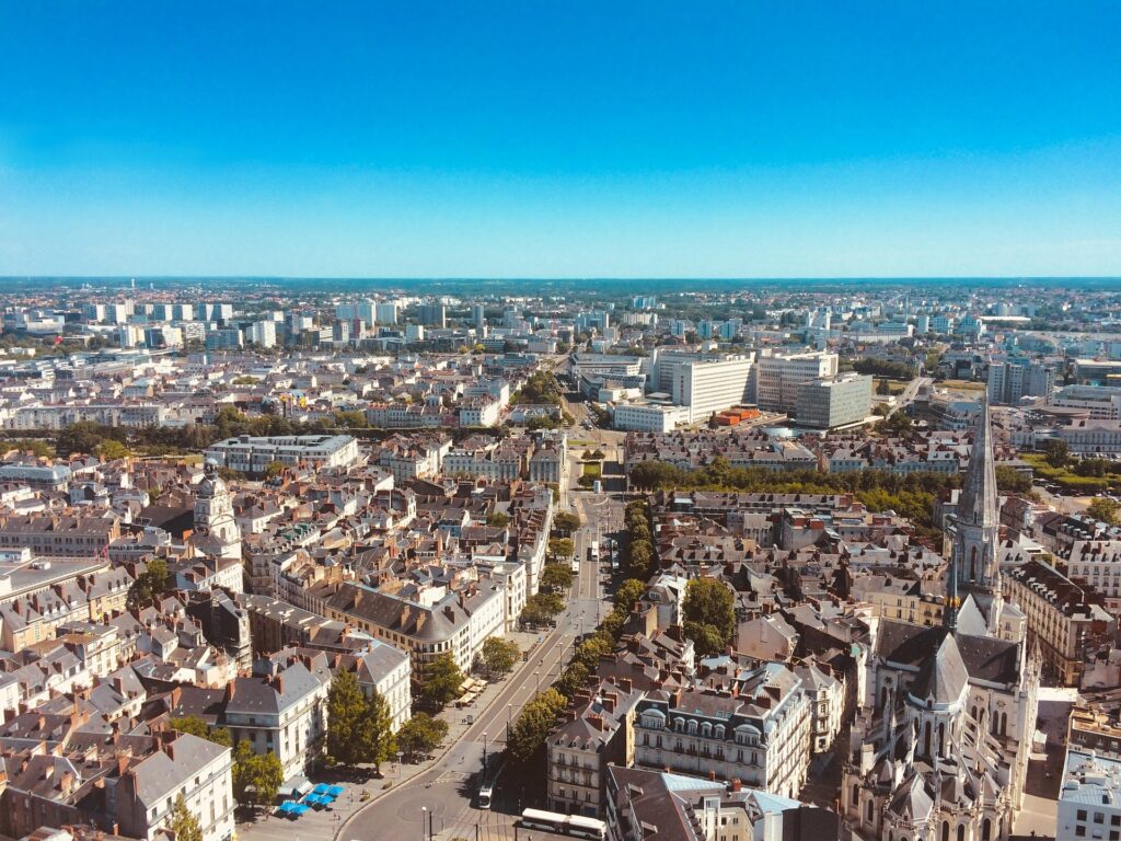 Vue panoramique de la ville de Nantes, entre centre historique et architecture moderne le long de la Loire