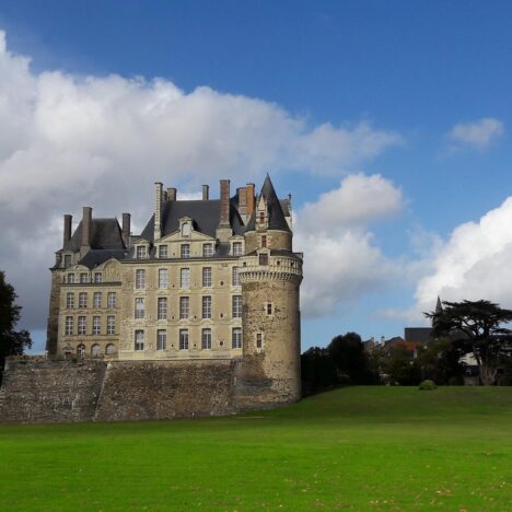 Visiter Saumur : mes incontournables et mes bonnes adresses de locale entre Loire, château et caves troglodytiques