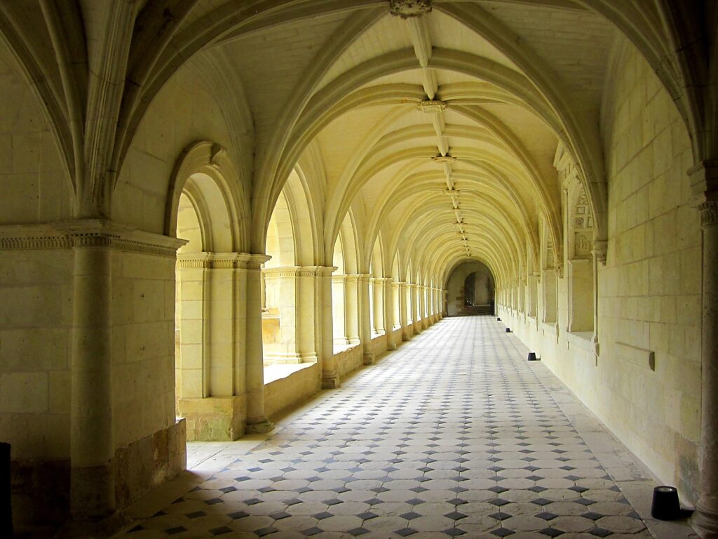 Cloître de l’abbaye royale de Fontevraud avec ses arcades en pierre dans le Val de Loire