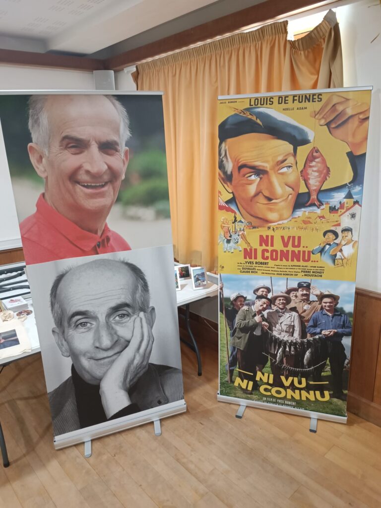 Affiches de films de Louis de Funès exposées dans la salle Louis de Funès au Cellier, en Loire-Atlantique.