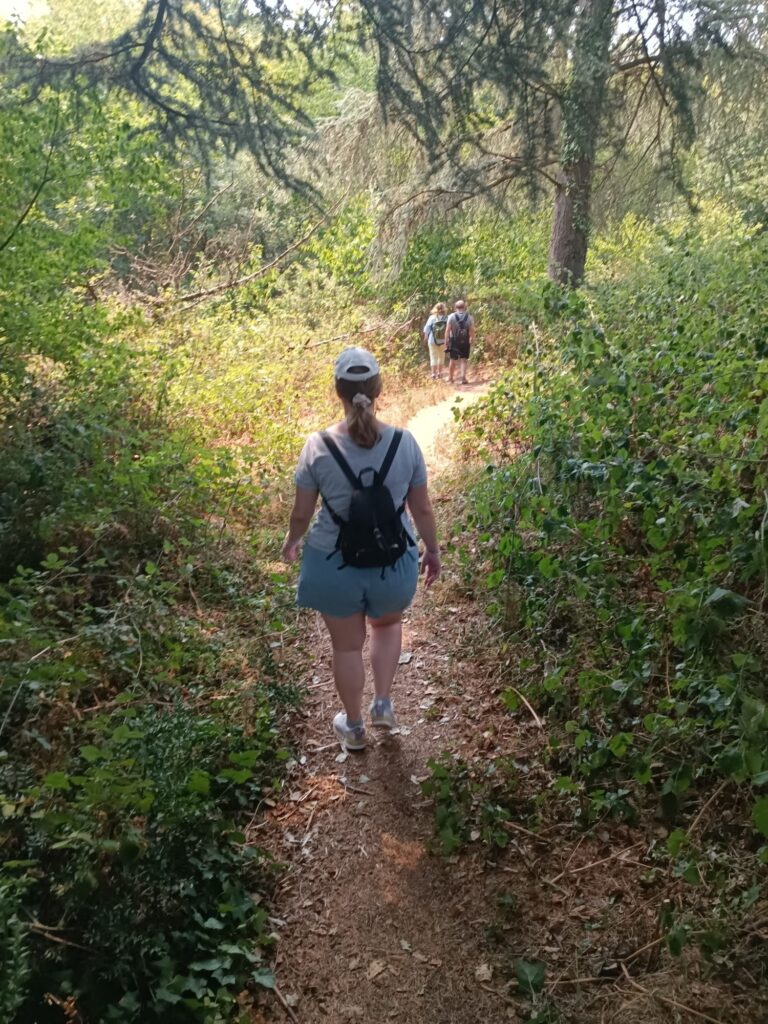 Moi marchant dans les bois autour du château de Clermont lors de la randonnée « Sur les traces de Louis de Funès » au Cellier.